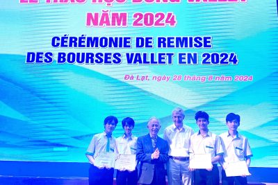 4 học sinh xuất sắc nhận học bổng Vallet năm 2024