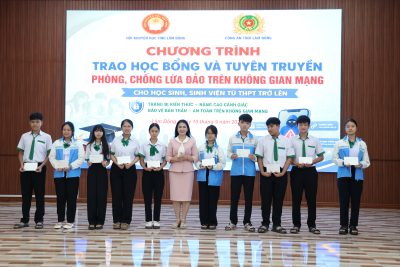TRAO HỌC BỔNG VÀ TUYÊN TRUYỀN PHÒNG, CHỐNG LỪA ĐẢO TRÊN KHÔNG GIAN MẠNG